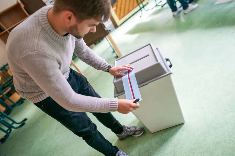 Sčítání hlasů začalo. Volební místnosti se úderem druhé hodiny uzavřely