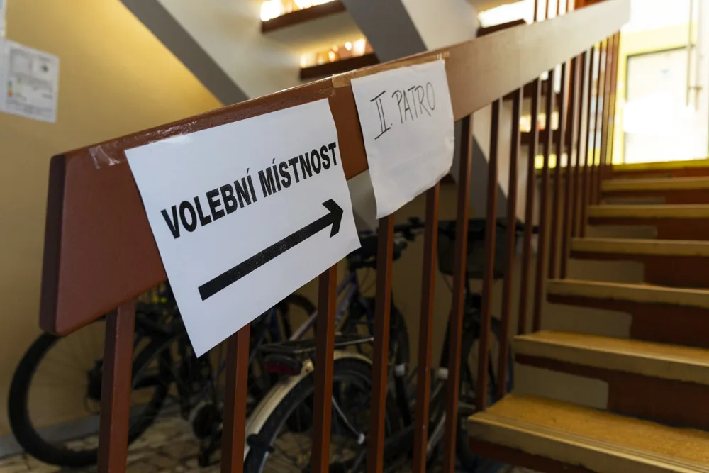 Sčítání hlasů začalo. Volební místnosti se úderem druhé hodiny uzavřely