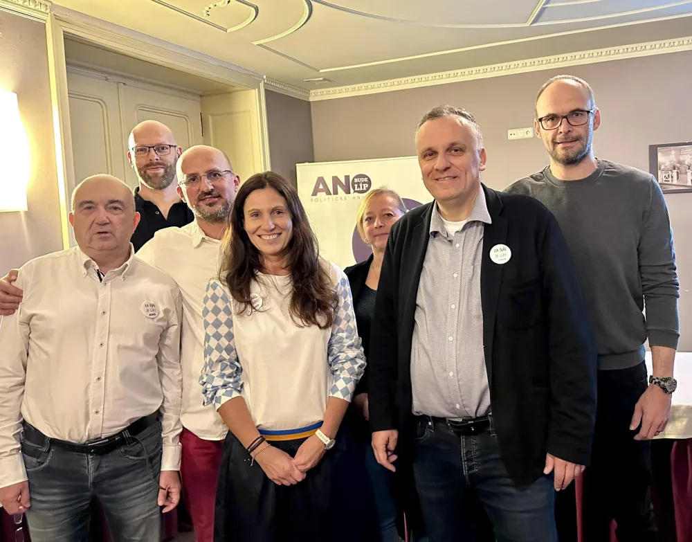 Andrea Pfeffer Ferklová (ANO) se svými stranickými kolegy.