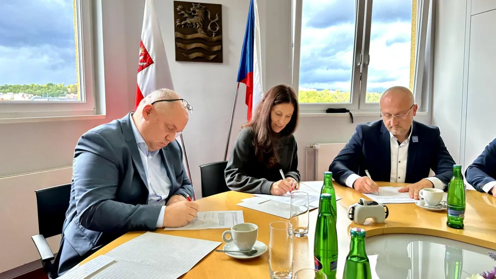 Andrea Pfeffer Ferklová s koaličními partnery podepisuje memorandum o spolupráci.