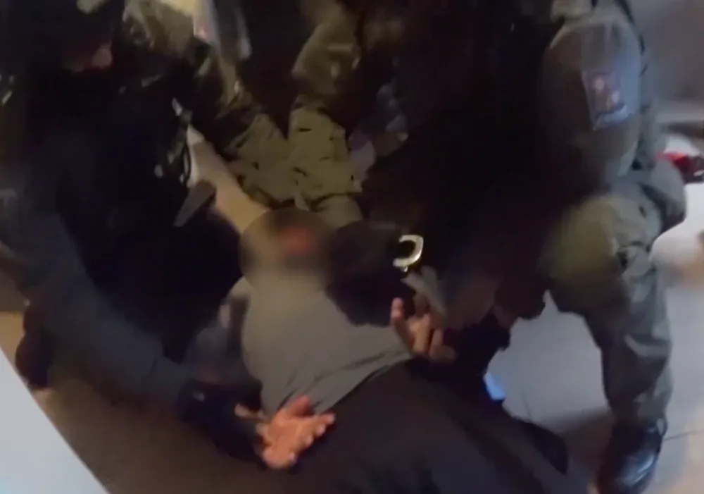 Karlovarská policie viní pět lidí z trestné činnosti kolem řidičských průkazů