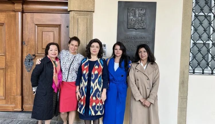 Rahima Mahmut, Eva Decroix, Kelbinur Sidik, Iveta Vancáková a Gulbahar Haitiwaji