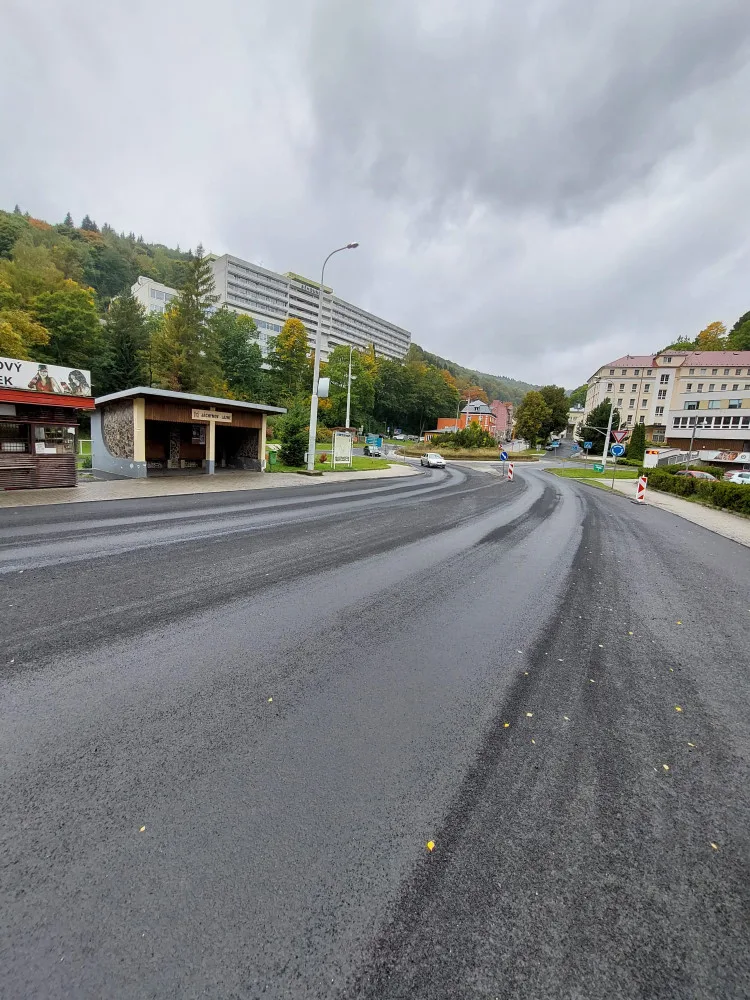 Oprava silnice a skalního svahu za 60 milionů v Jáchymově bude hotová koncem října