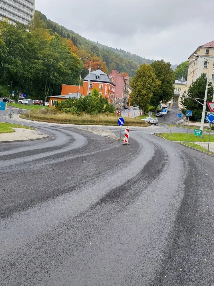 Oprava silnice a skalního svahu za 60 milionů v Jáchymově bude hotová koncem října