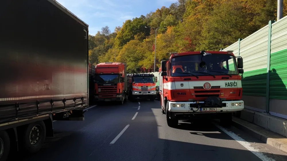 K hromadné nehodě na průtahu se probily jen dva z pěti hasičských vozů. Řidiči nevytvořili záchranářskou uličku