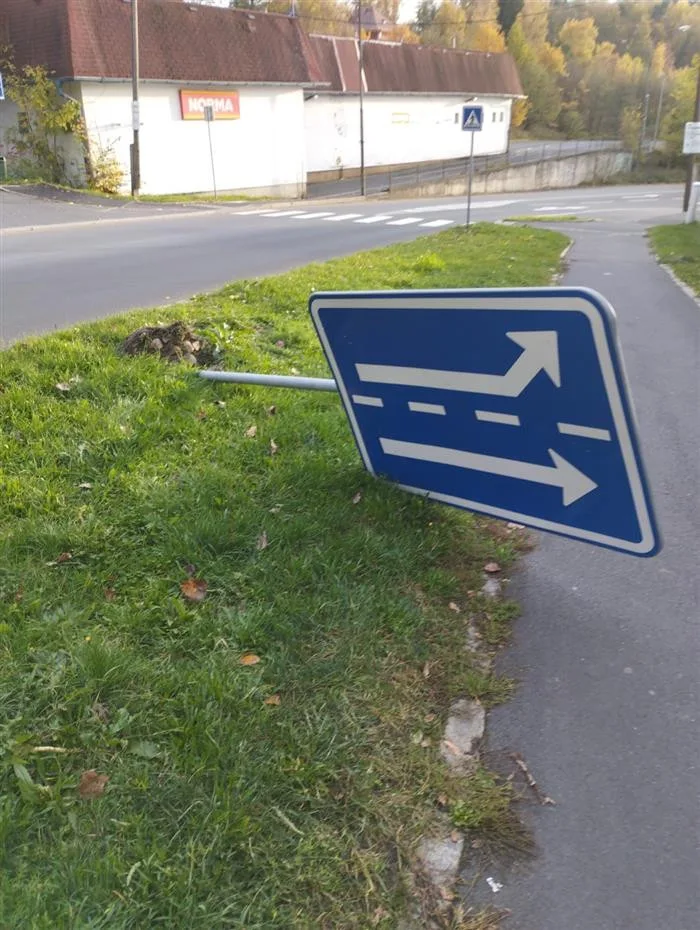 Cheb štvou zničené dopravní značky. Hlaste případy strážníkům, vyzývá město  