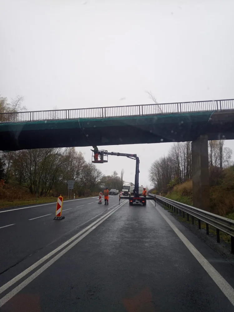 Na chátrající mosty u Stružné nad silnicí I/6 umístí ŘSD ochranné sítě
