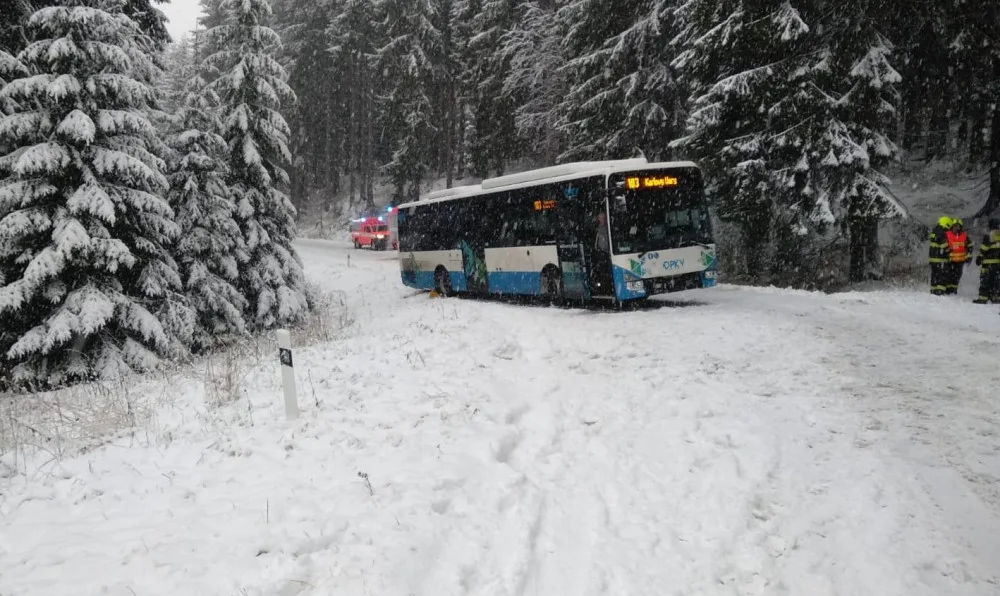 Silnice zmizela pod vrstvou navátého sněhu a linkový autobus zapadl mimo vozovku 