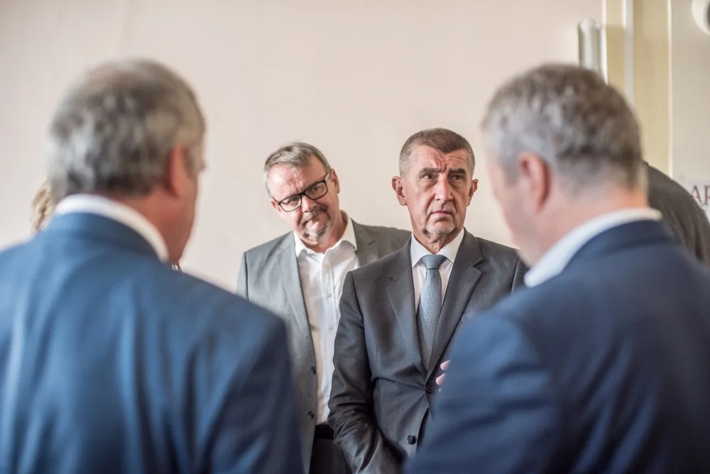 Podle průzkumů vyhraje první kolo prezidentských voleb Babiše těsně před Pavlem