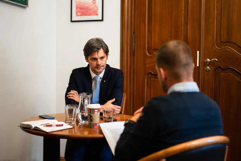 Jsem pro omezení kampaní. Kandidáti by měli být více v ulicích, říká senátor Marek Hilšer