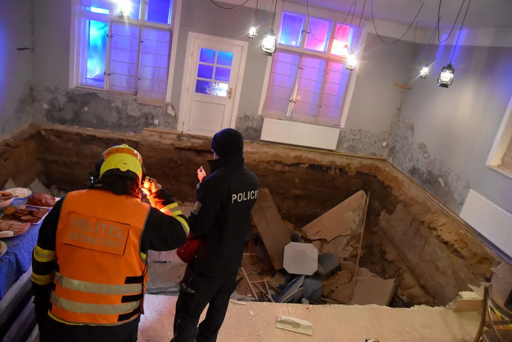 V Bečově se při oslavě propadla podlaha v penzionu. Jedna žena je zraněná