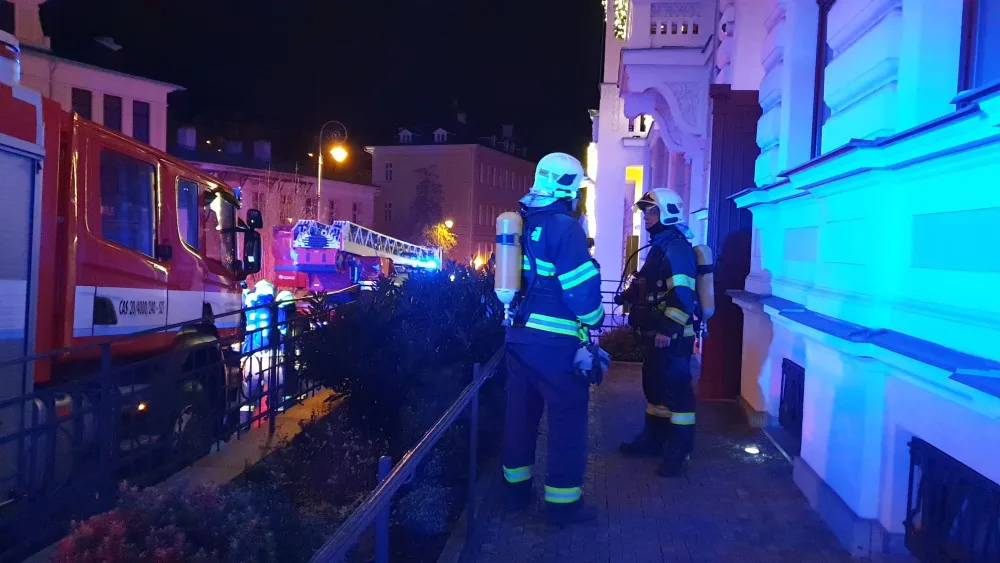 Spálené jídlo na vařiči vyhnalo z hotelu desítky lidí.