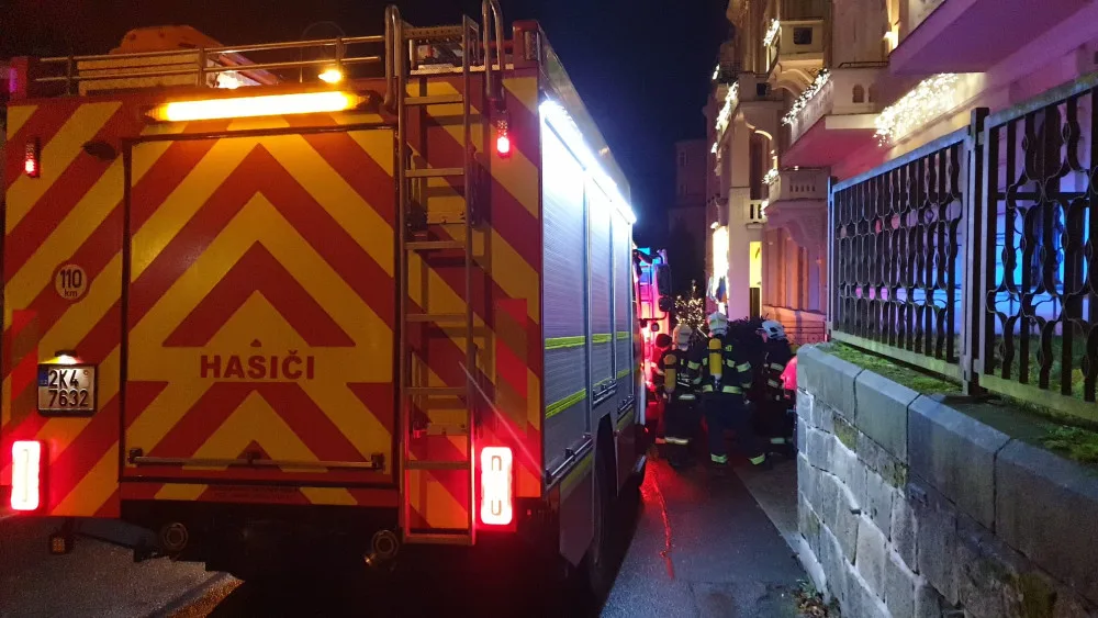 Spálené jídlo na vařiči vyhnalo z hotelu desítky lidí