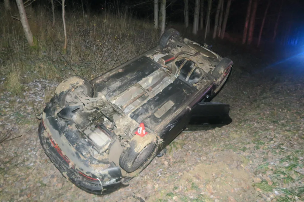 Řidič dostal smyk, přejel do protisměru a skončil v příkopu. Poté nadýchal 1,85 promile