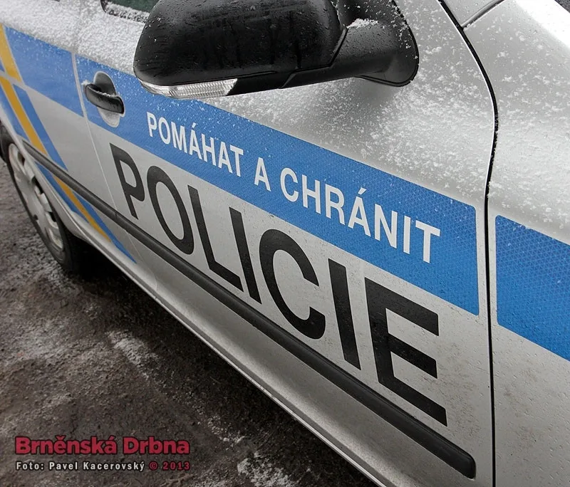V Karlových Varech srazilo auto chodkyni, vážně se zranila