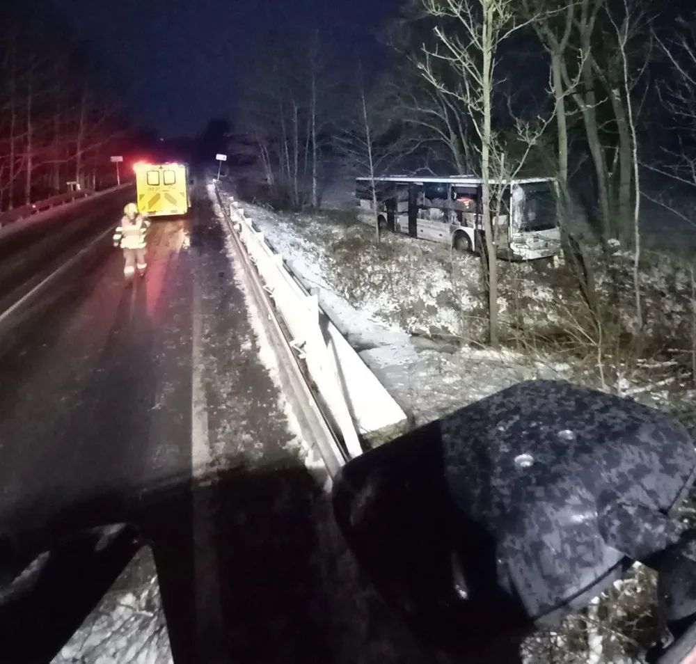 Autobus vyletěl ze silnice daleko do pole, ledovka komplikuje život řidičům i chodcům v Karlovarském kraji