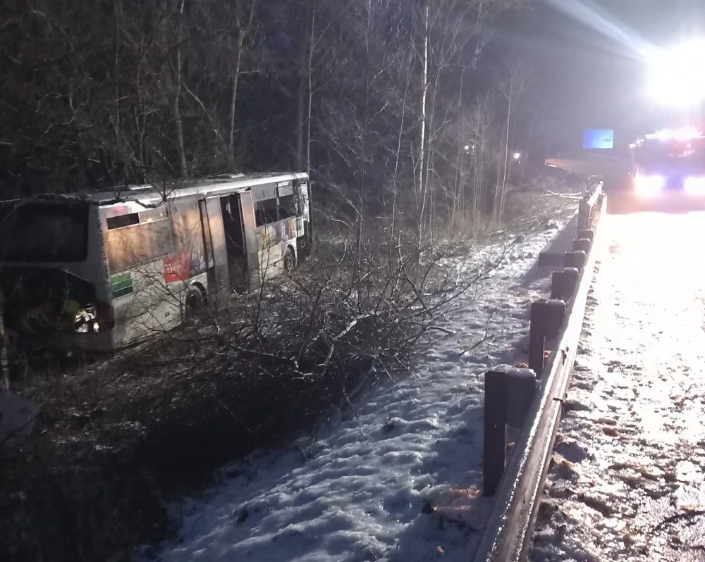 Autobus vyletěl ze silnice daleko do pole, ledovka komplikuje život řidičům i chodcům v Karlovarském kraji