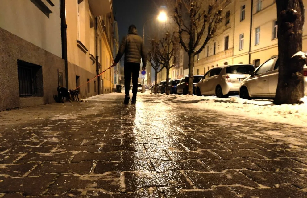 Chodníky se změnily v nebezpečná kluziště