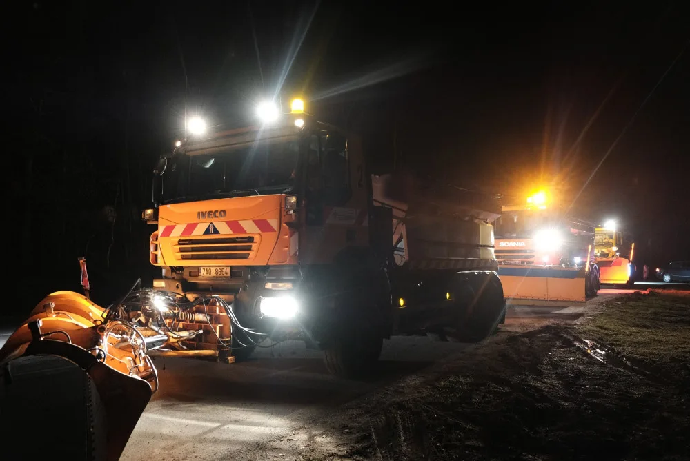 Karlovarsko znovu trápí ledovka. Silničáři hlásí nehody