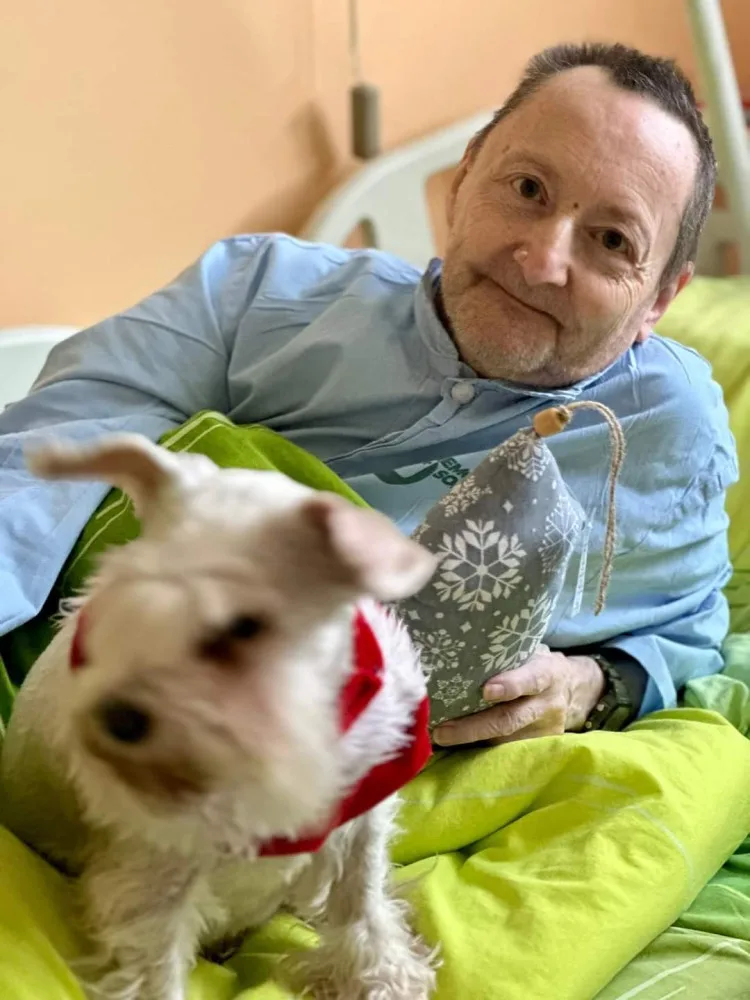 Pacienty sokolovské nemocnice na Štědrý večer dojala psí návštěva