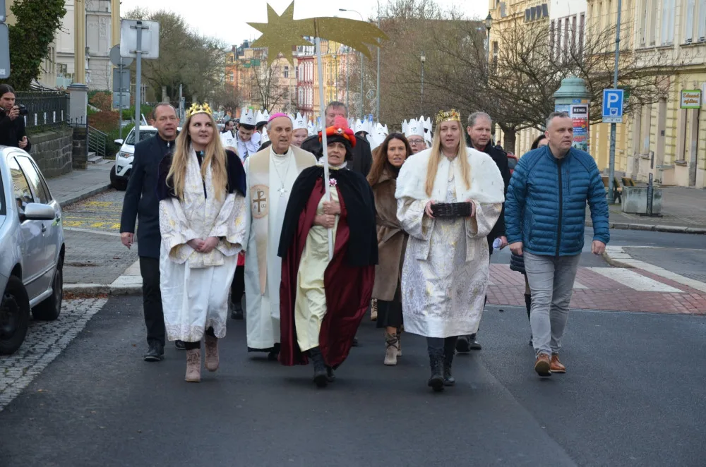 Začala Tříkrálová sbírka. Do ulic v Karlových Varech vyrazily desítky koledníků