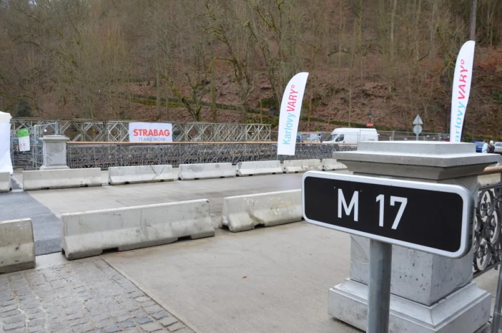 Pásku slavnostně přestřihli primátorka města Andrea Pfeffer Ferklová, náměstek primátorky Tomáš Trtek, radní města Petr Bursík a zástupce zhotovitelské společnosti Petr Popsimov