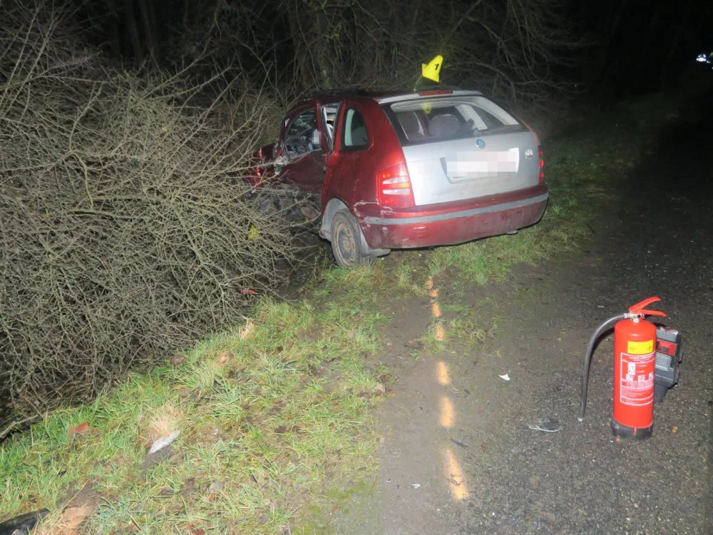 Mezi Svatavou a Lomnicí na Sokolovsku zemřel při srážce dvou osobních automobilů jeden člověk