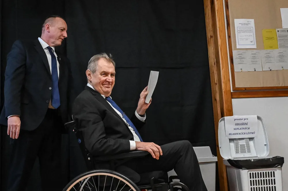 Miloš Zeman ve volební místnosti.