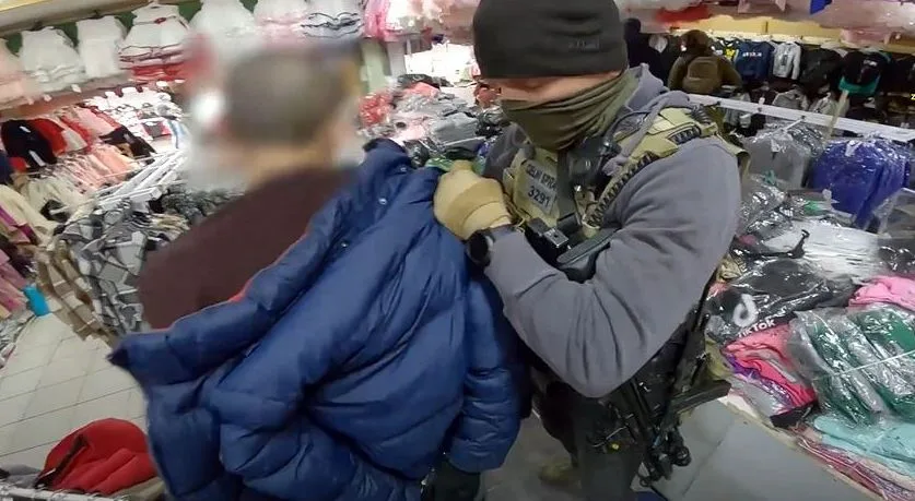 Asijský trhovec prodával vedle triček i kilogramy pervitinu. Celníci a policisté ho zadrželi přímo při činu