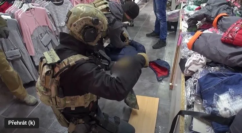 Asijský trhovec prodával vedle triček i kilogramy pervitinu. Celníci a policisté ho zadrželi přímo při činu