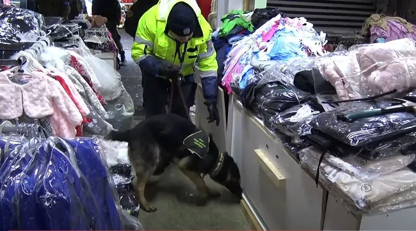 Asijský trhovec prodával vedle triček i kilogramy pervitinu. Celníci a policisté ho zadrželi přímo při činu