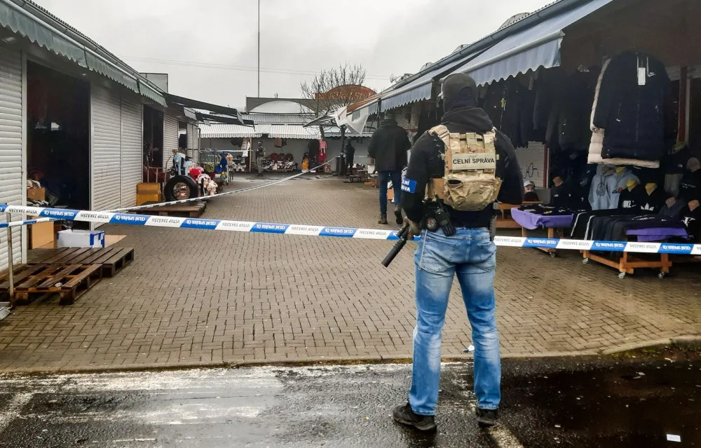 Asijský trhovec prodával vedle triček i kilogramy pervitinu. Celníci a policisté ho zadrželi přímo při činu