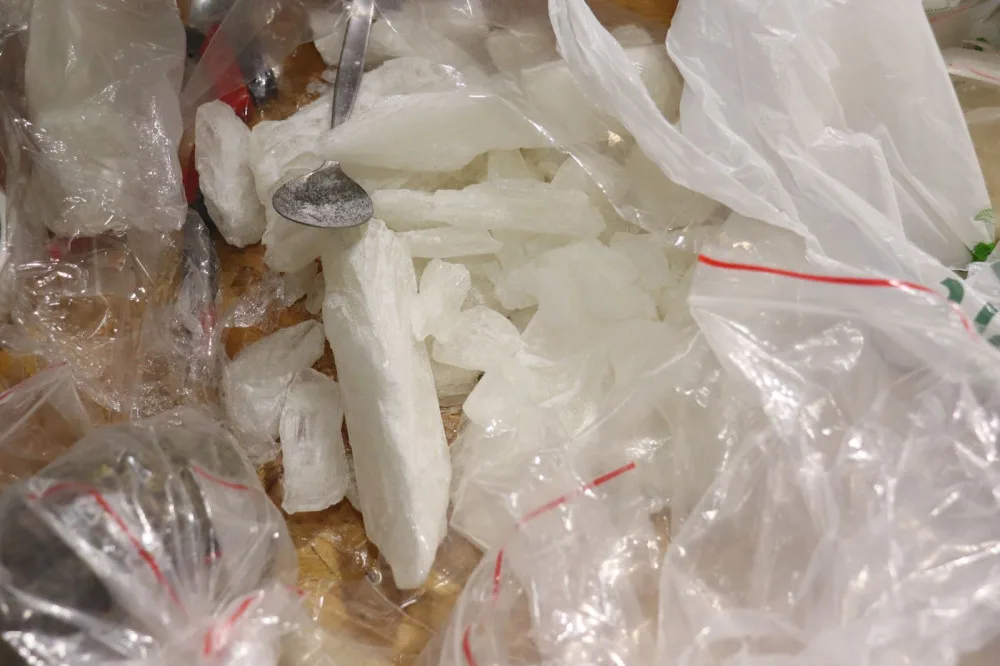 Asijský trhovec prodával vedle triček i kilogramy pervitinu. Celníci a policisté ho zadrželi přímo při činu