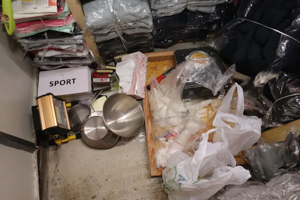 Asijský trhovec prodával vedle triček i kilogramy pervitinu. Celníci a policisté ho zadrželi přímo při činu