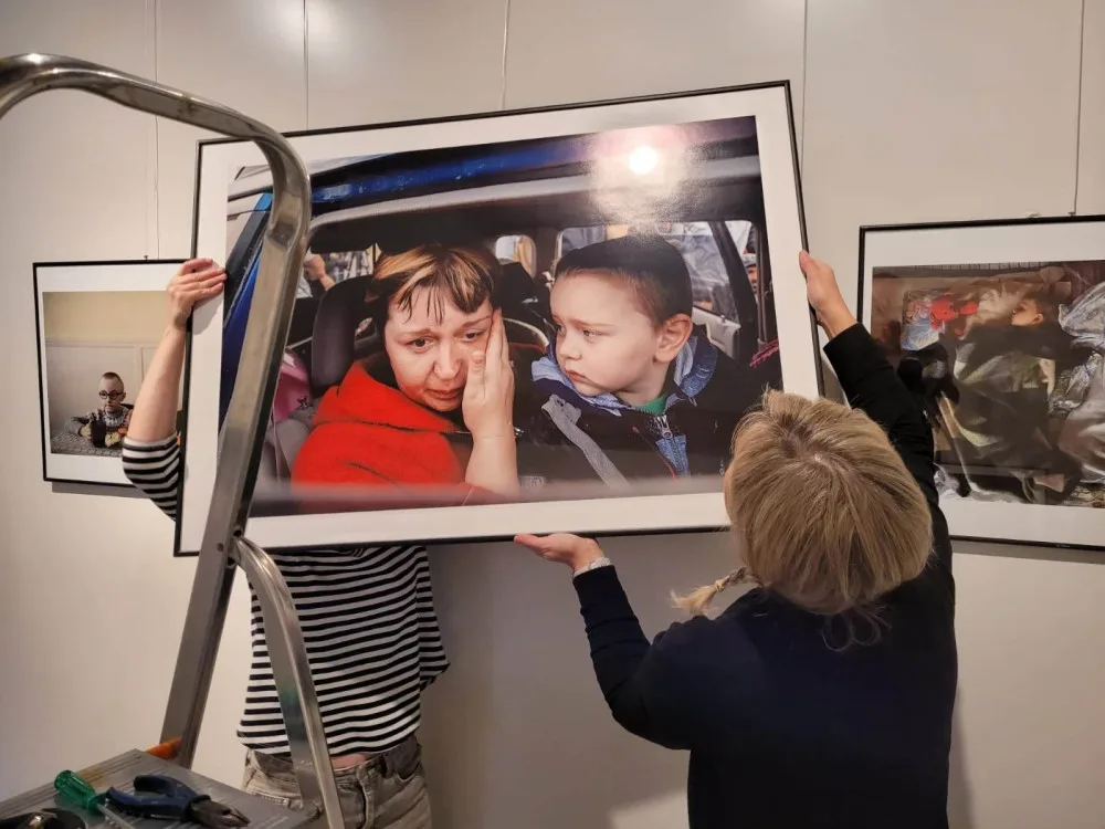 Foto z instalace výstavy v chebské Galerii 4