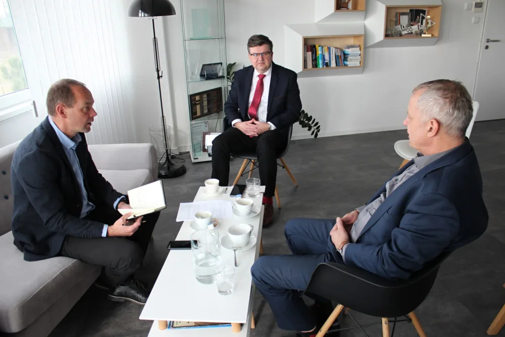 Jednání se zúčastnili rektor ZČU Miroslav Holeček, její budoucí rektor Miroslav Lávička a karlovarský hejtman Petr Kulhánek