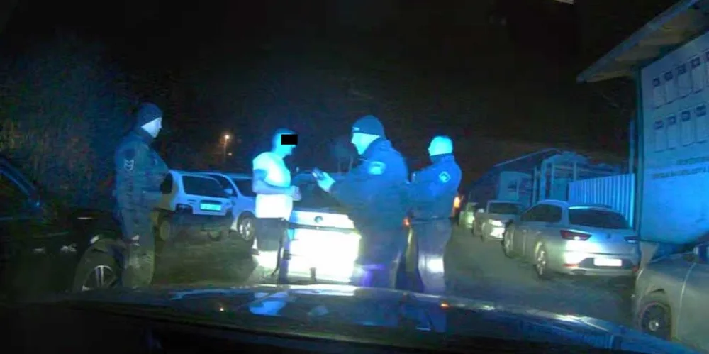 Pod vlivem drog, bez řidičáku a s šestiletým synem v autě ujížděl řidič před hlídkou městské policie