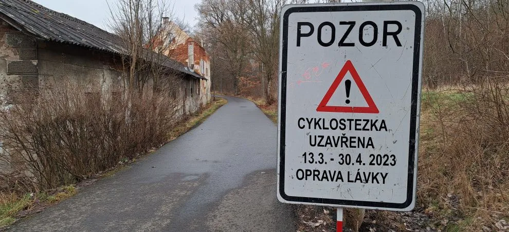 Karlovy Vary zavírají frekventovanou cyklostezku kvůli opravě zchátralé lávky