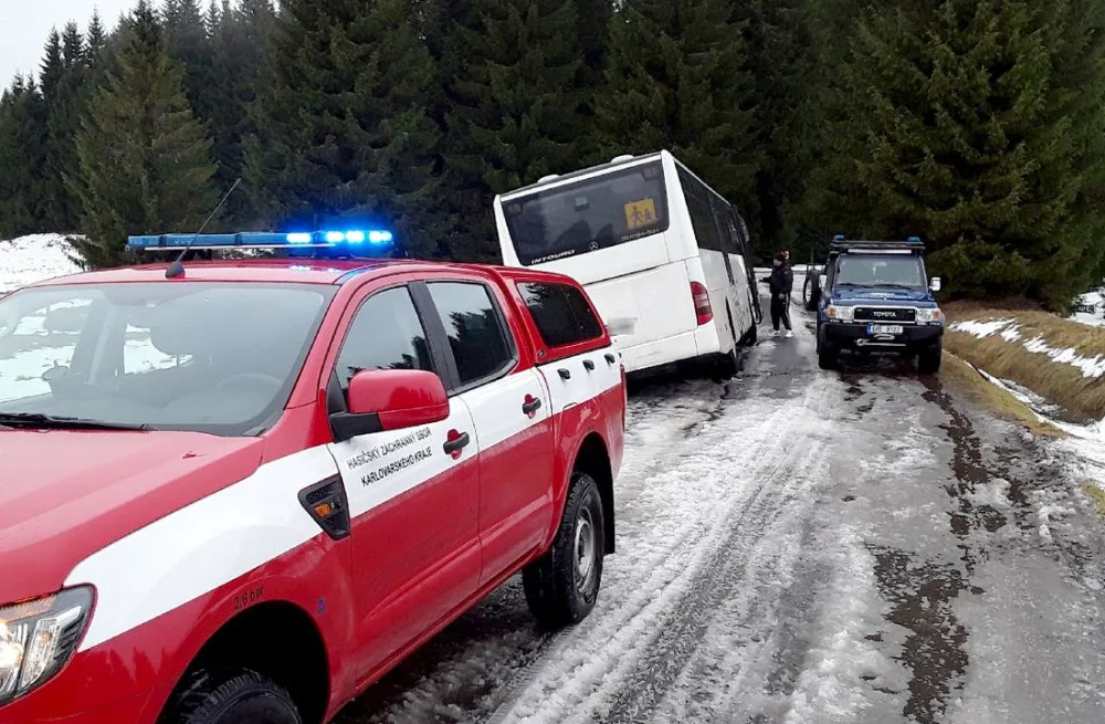 Na zledovatělé silnici zapadl autobus do příkopu, hasiči s Horskou službou museli evakuovat 43 dětí