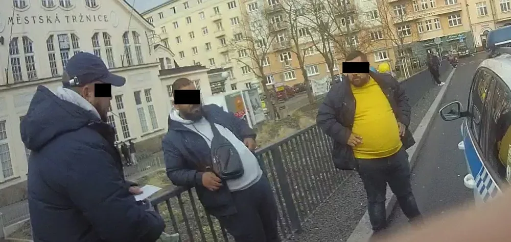 Lidem ve Varech prodávali na ulici parfémy. Odjeli s pokutou