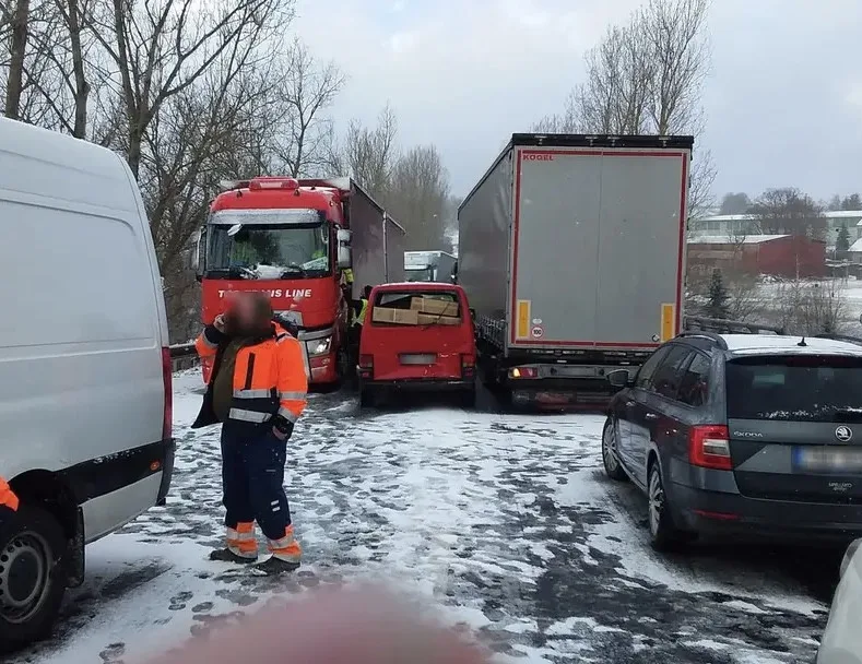 Na silnici u Bochova na Karlovarsku se stala hromadná nehoda. Srazilo se třináct aut