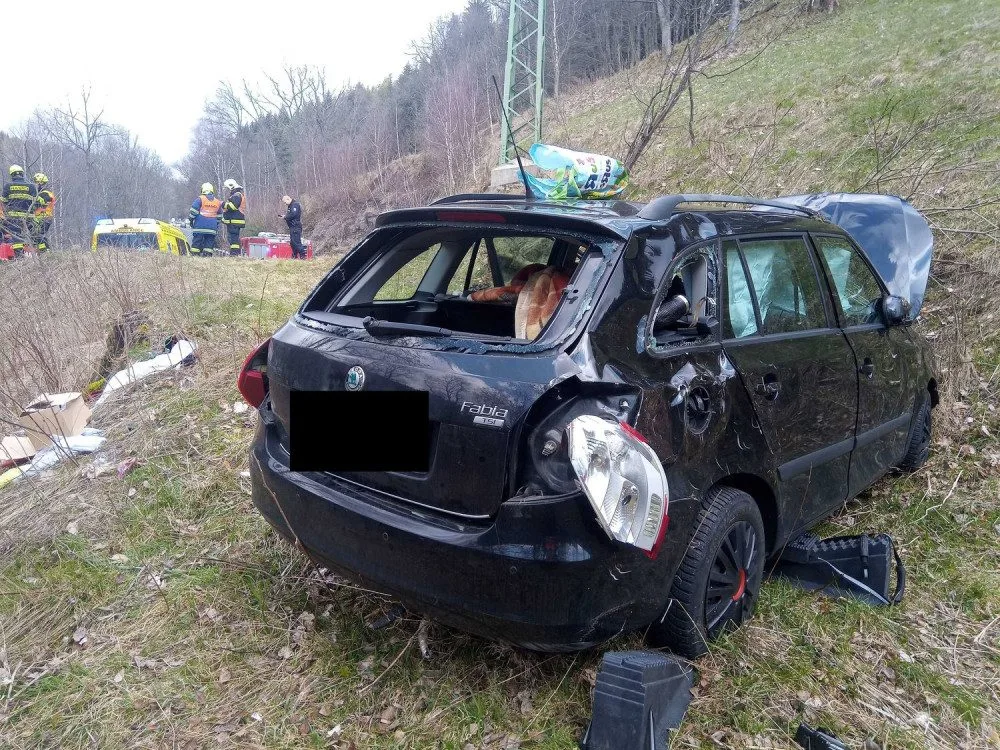 Hasiče zaměstnala nehoda osobáku v serpentinách nad Jáchymovem.