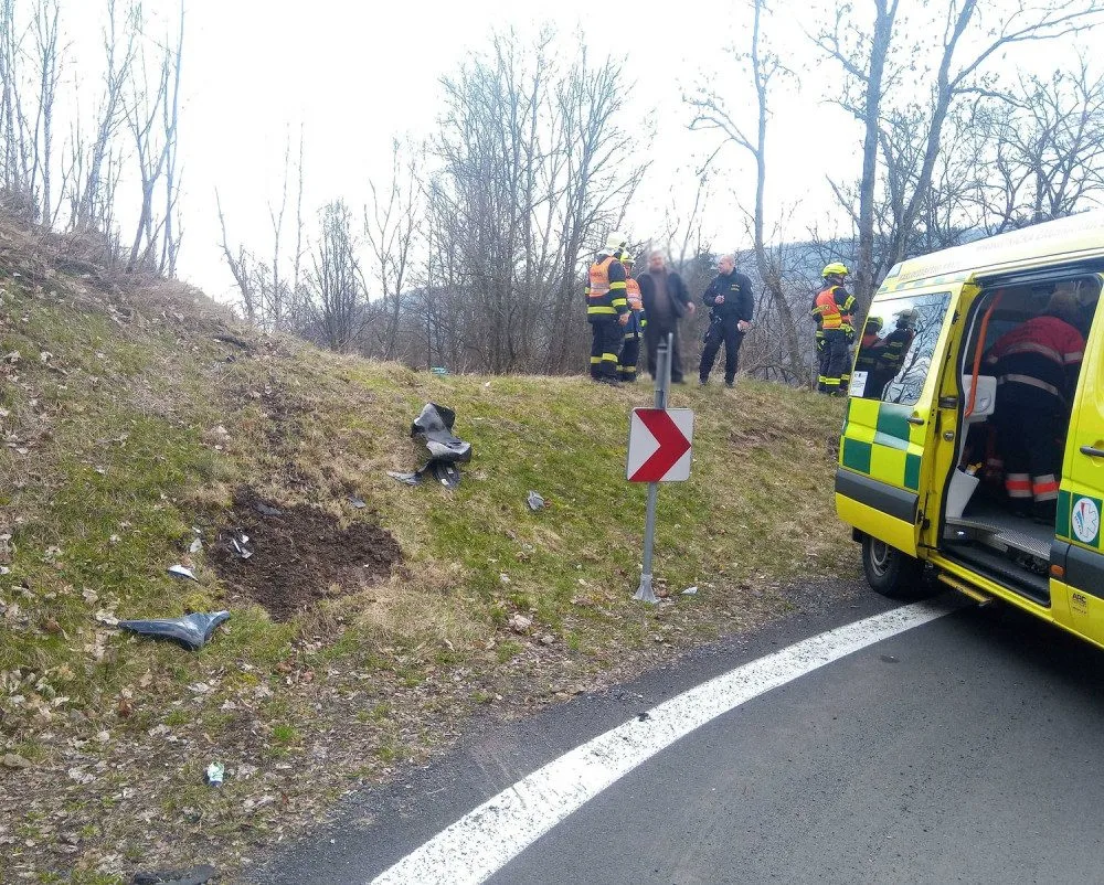 Hasiče zaměstnala nehoda osobáku v serpentinách nad Jáchymovem