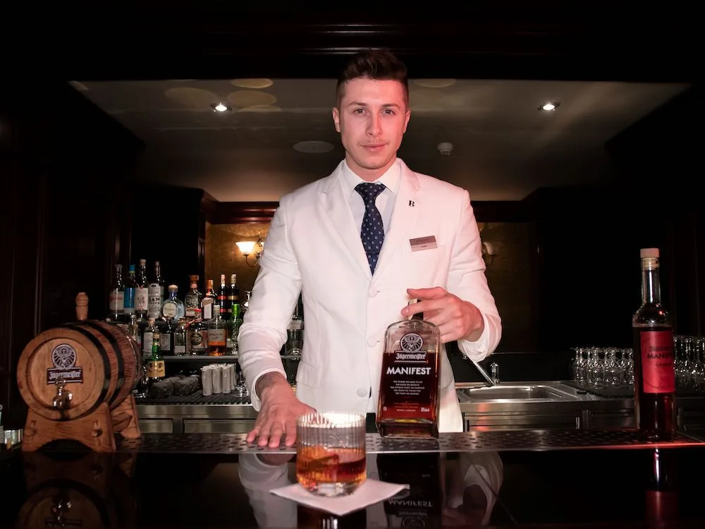 V práci mě hodně inspirují filmy a hudba, říká barman Patrik Škamla