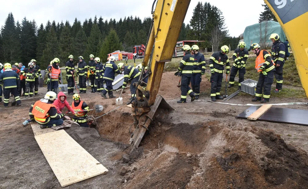 Smutný zásah hasičů. Koně se hasičům podařilo po několika hodinách vyprostit až mrtvého