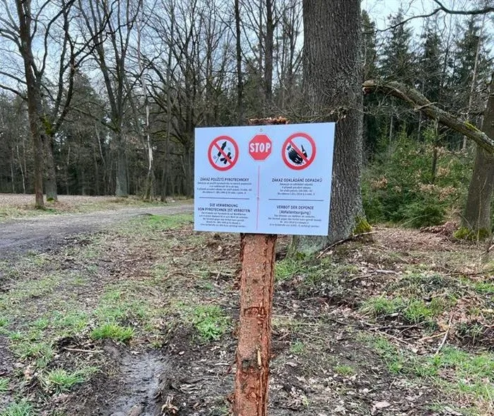 Chebská radnice instaluje tabule se zákazem používaní zábavní pyrotechniky, varovat mají hlavně německé turisty