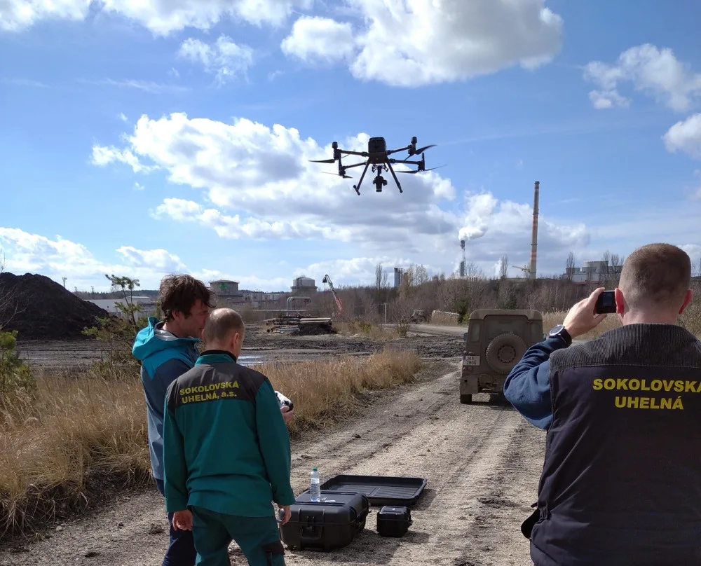 Geodeti s pomocí dronu mapují dosud nepřístupné oblasti. Třeba lomy nebo výsypky