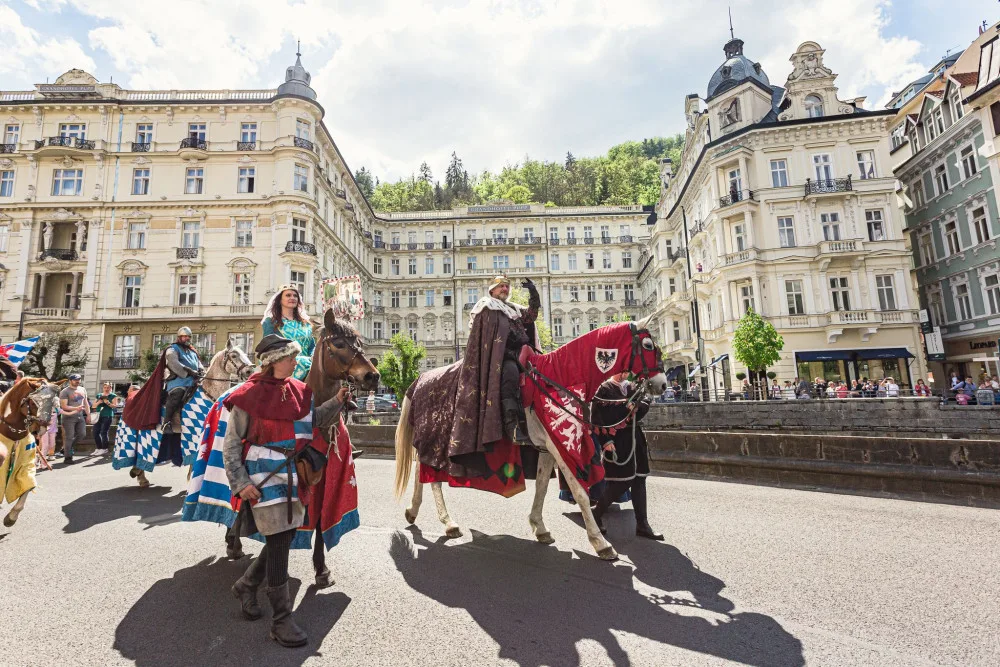 Karlovy Vary zahájí novou lázeňskou sezónou jarmarkem, koncerty i průvodem Karla IV. s družinou