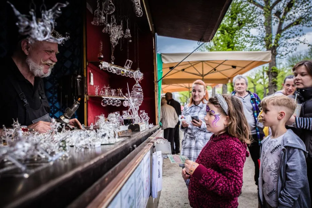 Karlovy Vary zahájí novou lázeňskou sezónou jarmarkem, koncerty i průvodem Karla IV. s družinou
