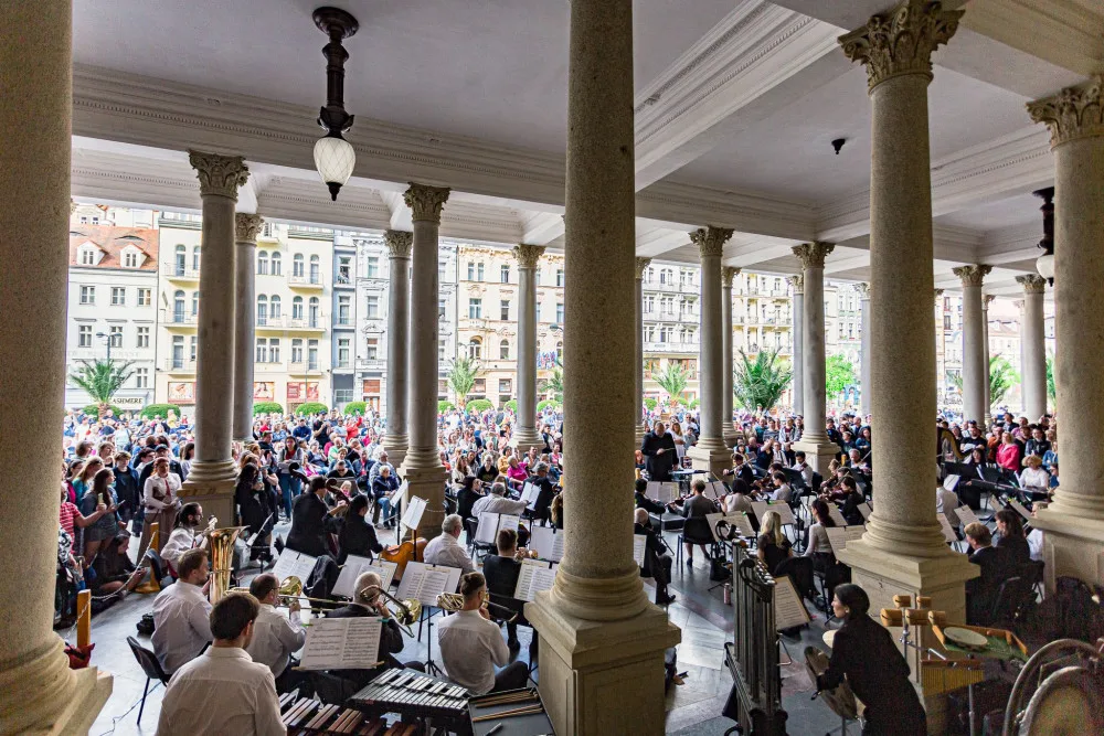 Karlovy Vary zahájí novou lázeňskou sezónou jarmarkem, koncerty i průvodem Karla IV. s družinou